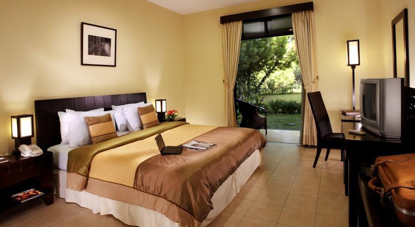 Puteri Gunung Hotel Лембанг Екстериор снимка