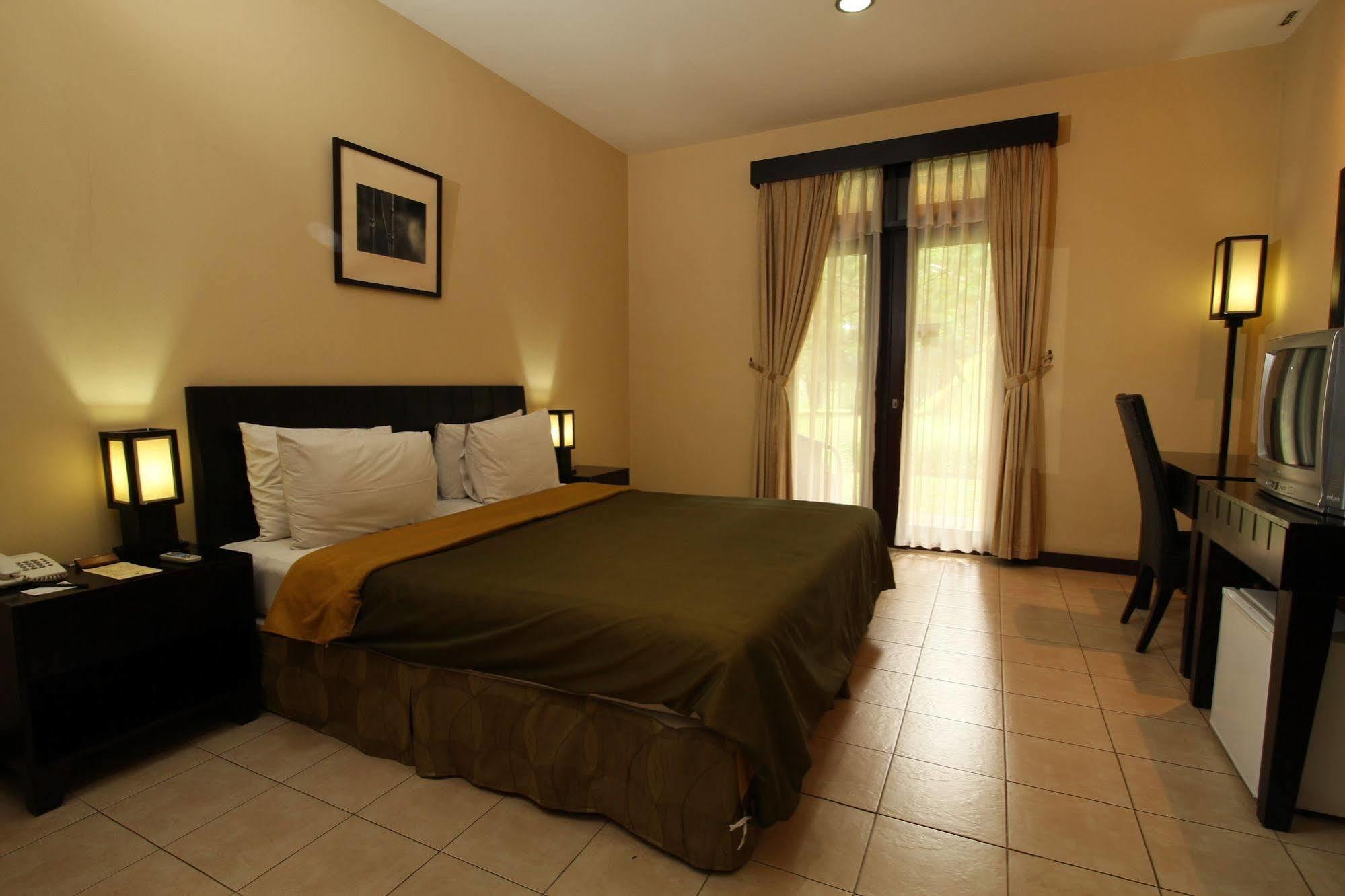 Puteri Gunung Hotel Лембанг Екстериор снимка