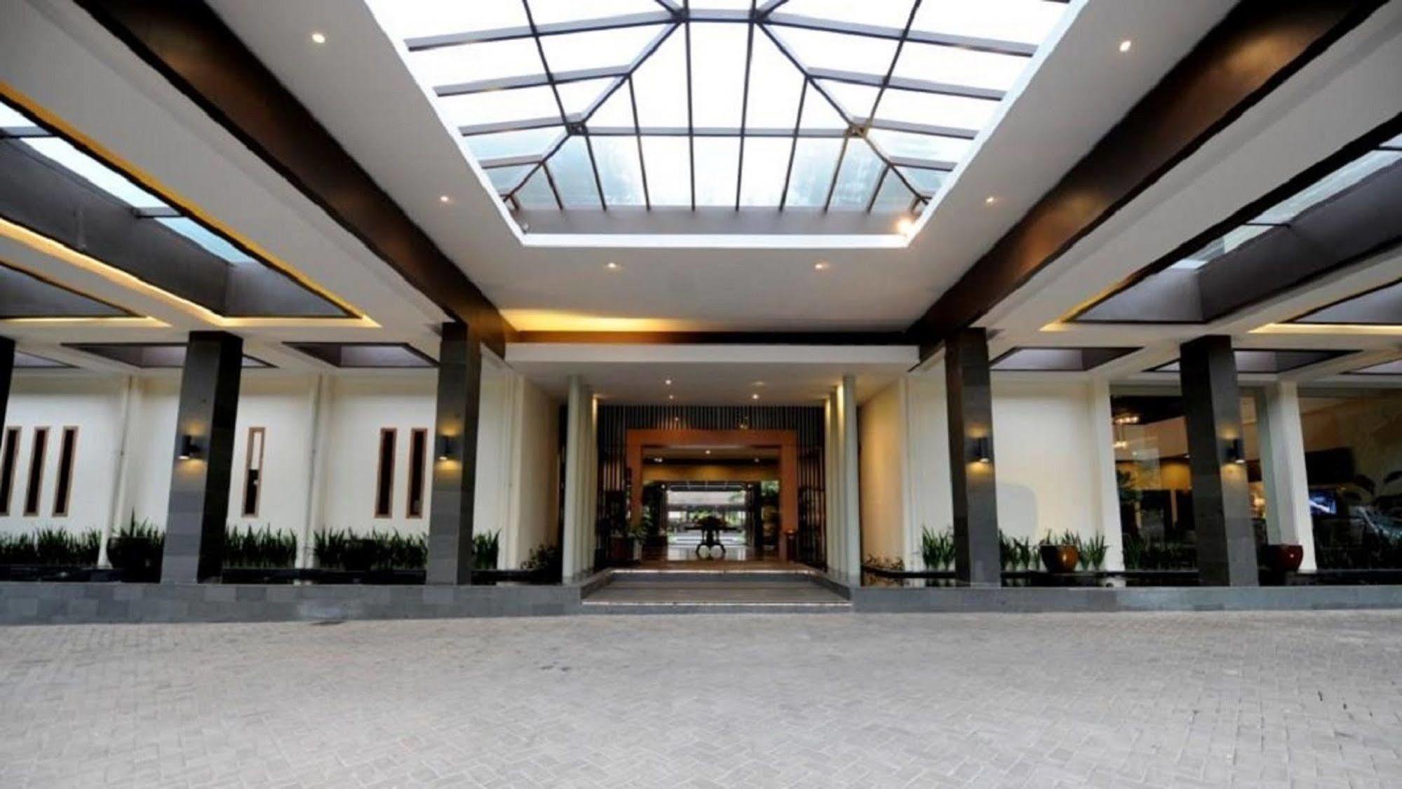 Puteri Gunung Hotel Лембанг Екстериор снимка